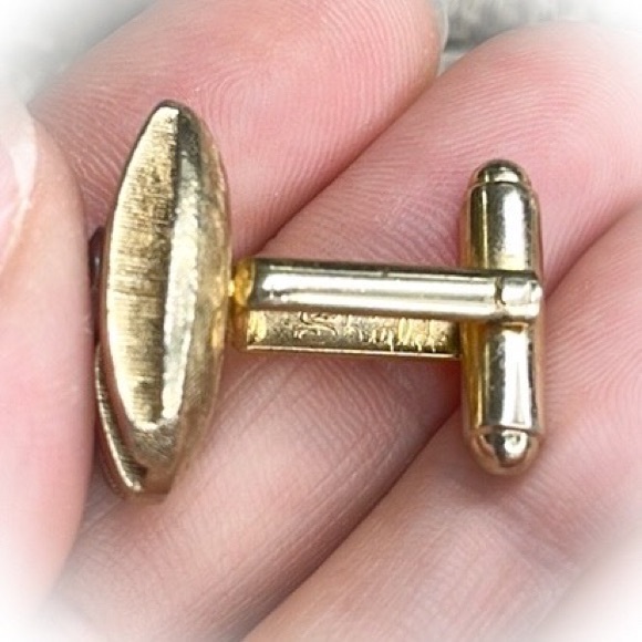 💕Vintage Gold Tone Cufflinks Beautiful Aurora Borealis Rhinestone in center💕 - Picture 6 of 6